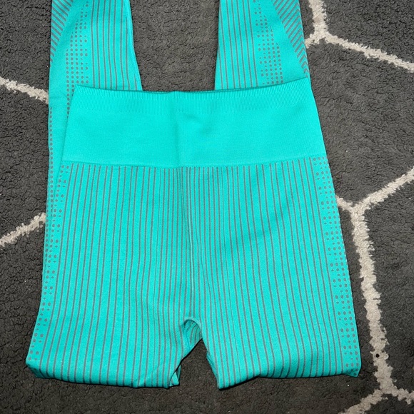 Fabletics Ultra High-Waisted Seamless Dot Bermuda Sea/Rain Cloud Leggings Sz M - Picture 5 of 7